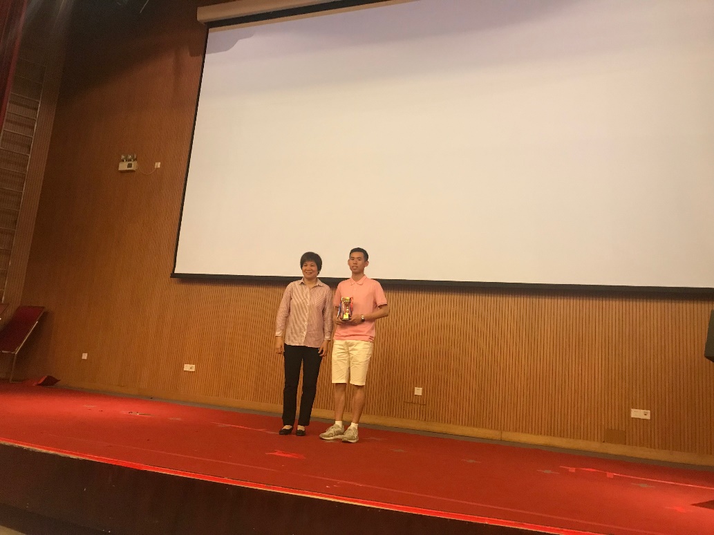 图二:谢曼华书记为获奖选手颁奖