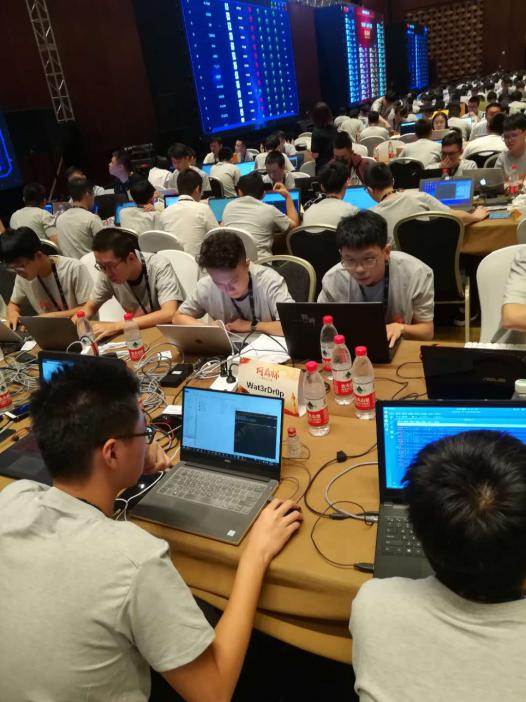 Wat3rDrop战队的小伙伴在比赛中