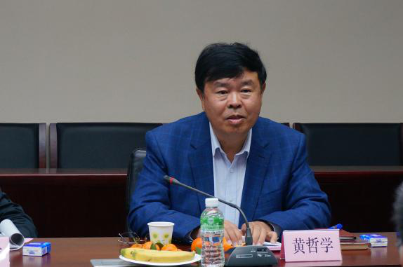 黄哲学教授讲话