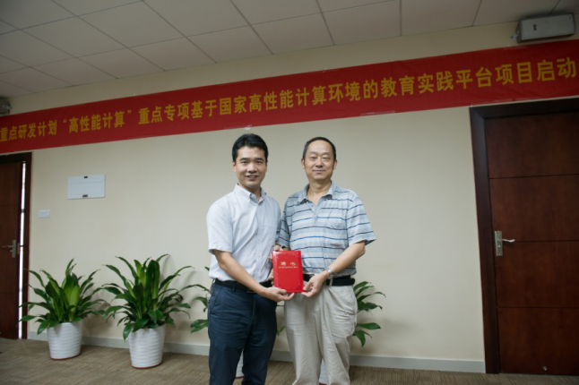 项目负责人吴迪教授(左)为专家颁发聘书